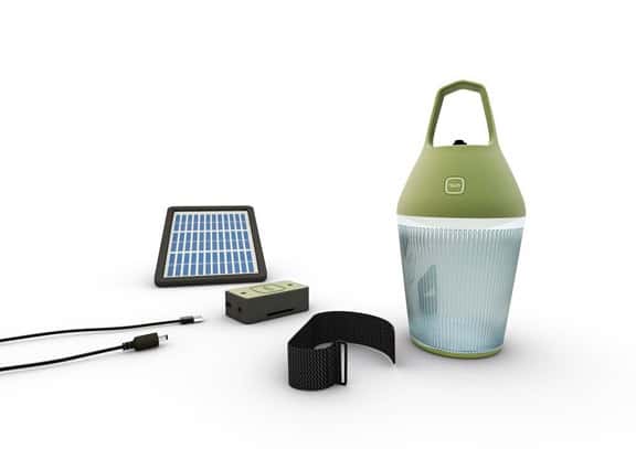 La lampe Nomad permet de faire de la lumière à partir de l'énergie renouvelable, grâce à son chargeur Turtule qui récupère l'énergie solaire. © O'Sun, Nomad
