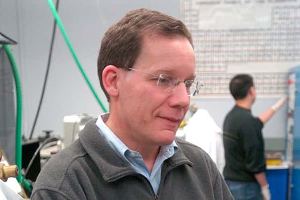 Charles M. Lieber, chercheur de l’université Harvard, dirige l'équipe qui a réalisé des tissus cyborgs intégrant des circuits nanoélectroniques. Il vient de trouver le moyen d'augmenter la durée de vie de nanofilaments en silicium in vivo. © Kris Snibbe
