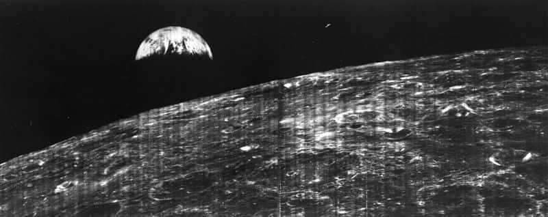 Le 23 août 1966, Lunar Orbiter 1 prenait la première photo de la Terre depuis la Lune. © Nasa