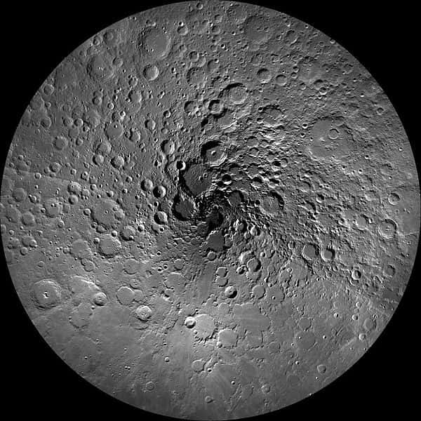 La Lune photographiée depuis son pôle nord par LRO (<em>Lunar Reconnaissance Orbiter</em>) le 7 septembre 2011. Les différentes sondes ont permis de révéler l'astre sélène sous d'autres aspects. © Nasa, <em>Goddard Space Flight Center</em>, université d'État de l'Arizona, Wikipédia, DP