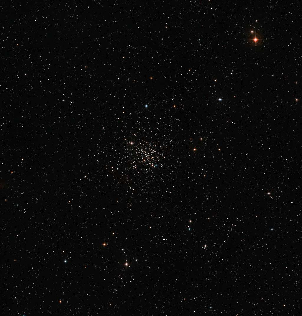 Environ 500 étoiles peuplent Messier 67, distant de 2.500 années-lumière de nous en direction de la constellation du Cancer. Parmi ses nombreux soleils âgés de trois à cinq milliards d'années, trois ont trahi la présence d'exoplanètes. © Eso, <em>Digitized Sky Survey 2</em>, Davide De Martin
