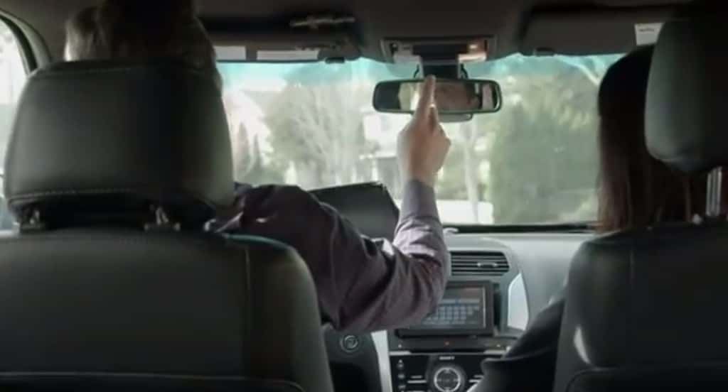 Le système Mobii intègre aussi une reconnaissance des gestes et de la parole. Sur cette image extraite de la vidéo de présentation, le conducteur pointe du doigt le toit ouvrant et dit « ouvrir » à haute voix. © Ford, Intel