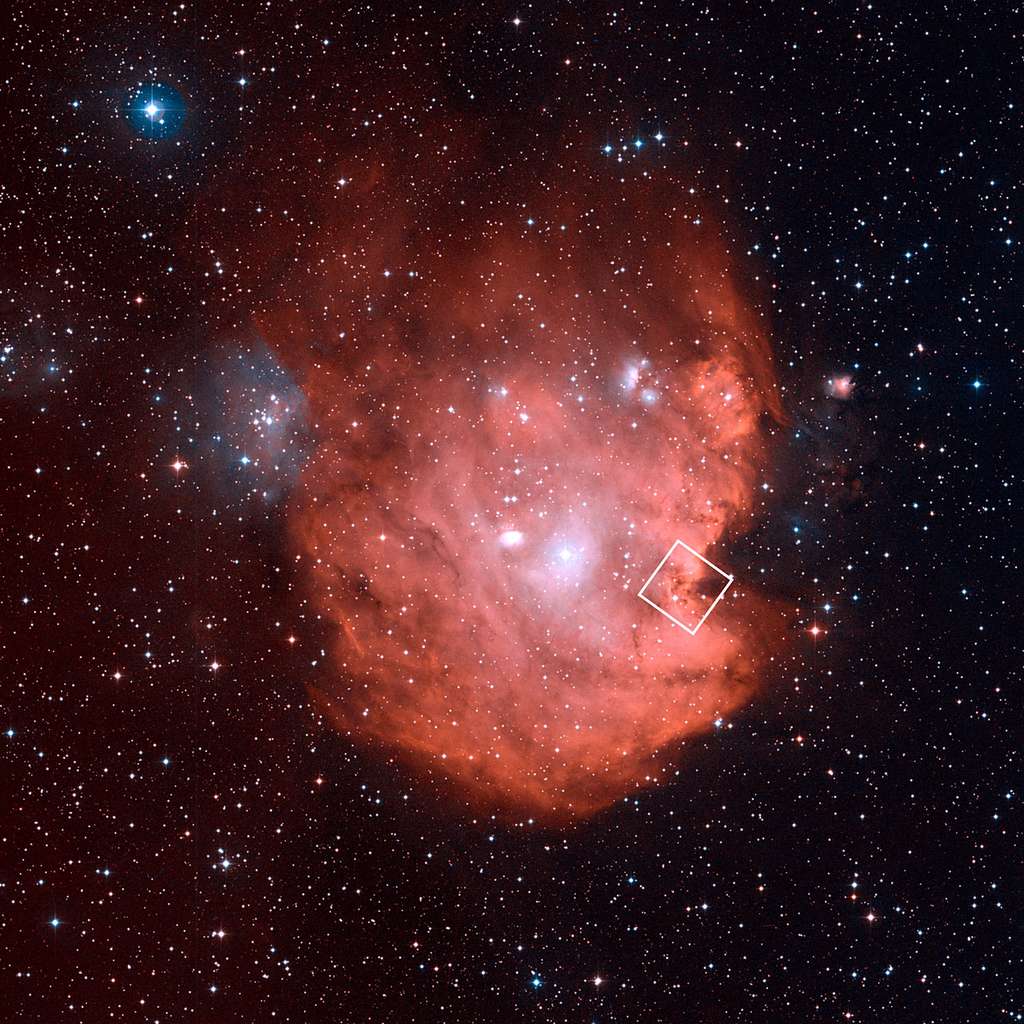 Évoquant dans son ensemble la tête d’un singe, la pâle nébuleuse NGC 2714, découverte en 1877 par le directeur de l’observatoire de Marseille Jean-Marie Édouard Stéphan, est ici photographiée par un télescope terrestre installé au sommet du mont Palomar (Californie) dans le cadre du sondage du ciel profond DSS2 (<em>Digitized Sky Survey 2</em>). Le carré bordé de blanc indique la région imagée dans l’infrarouge par Hubble. © Nasa, Esa, DSS, STScI, Aura, Palomar, Caltech