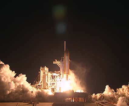 La navette Discovery s'envole pour sa 38e mission, la 33e d'une navette vers la Station spatiale internationale, le 5 avril 2010 à 10 h 21 TU (temps universel), pour la mission STS-131. Crédit Nasa