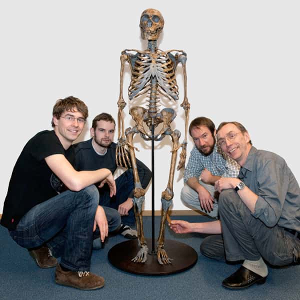 De gauche à droite, Johannes Krause, Adrian Briggs, Richard E. Green et Svante Pääbo. Au centre, un Homme de Néandertal, bien sûr. © Max Planck Institute for Evolutionary Anthropology