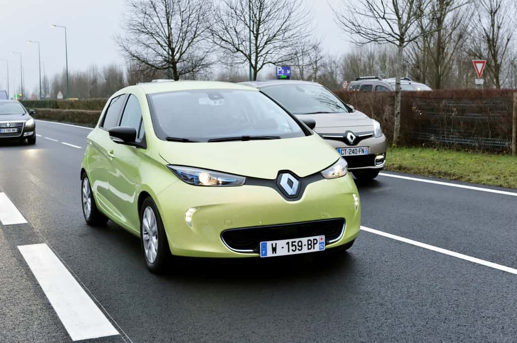 Cette Renault ressemble à une Zoé électrique. C'est en fait une Next Two, un prototype capable de rouler seul dans la circulation, à moins de 30 km/h. La Next Two sait aussi se garer. © Renault