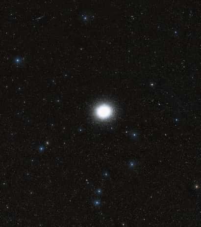 Omega Centauri tel qu'il apparaît avec une vue moins rapprochée. Crédit : Nasa, Esa, Digitized Sky Survey 2