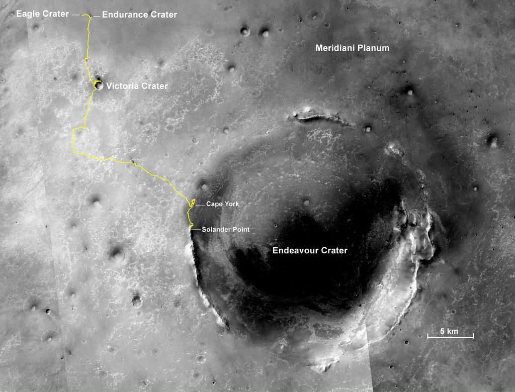 Périple d'Opportunity dans Meridiani Planum depuis son arrivée le 25 janvier 2004 jusqu'au 13 novembre 2013. Le rover avait alors parcouru 38,6 kilomètres. Actuellement, il étudie les argiles qui affleurent sur les pentes du cratère Endeavour. © Nasa, JPL-Caltech, MSSS, NMMNHS