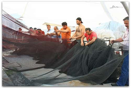 Pêcheurs réparant leur filet © Duru... CC-by