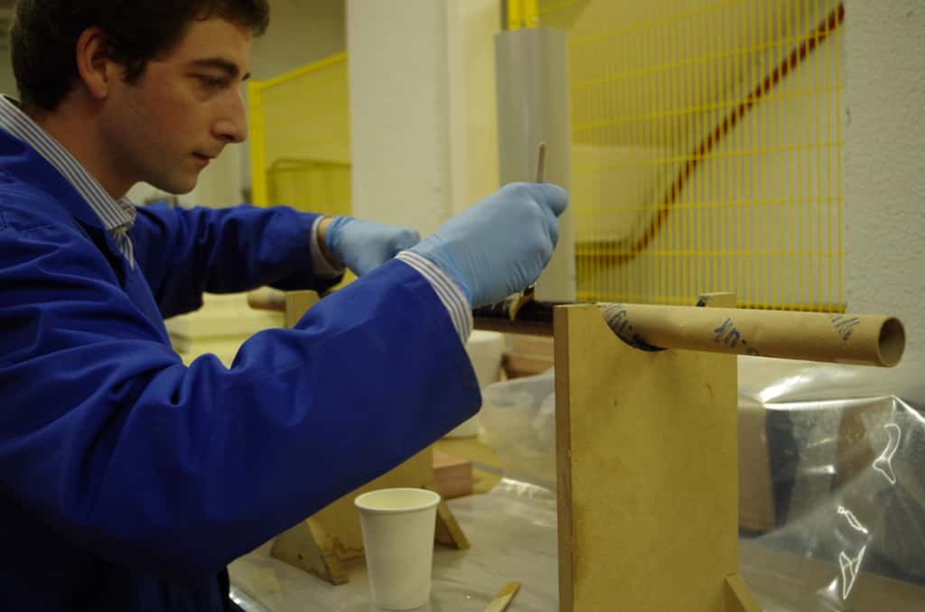 Ant<em></em>oine Bianchi au travail sur un passe-câble en carbone au laboratoire de mécatronique, signal et systèmes de l'Ipsa. © Ant<em></em>oine Bianchi