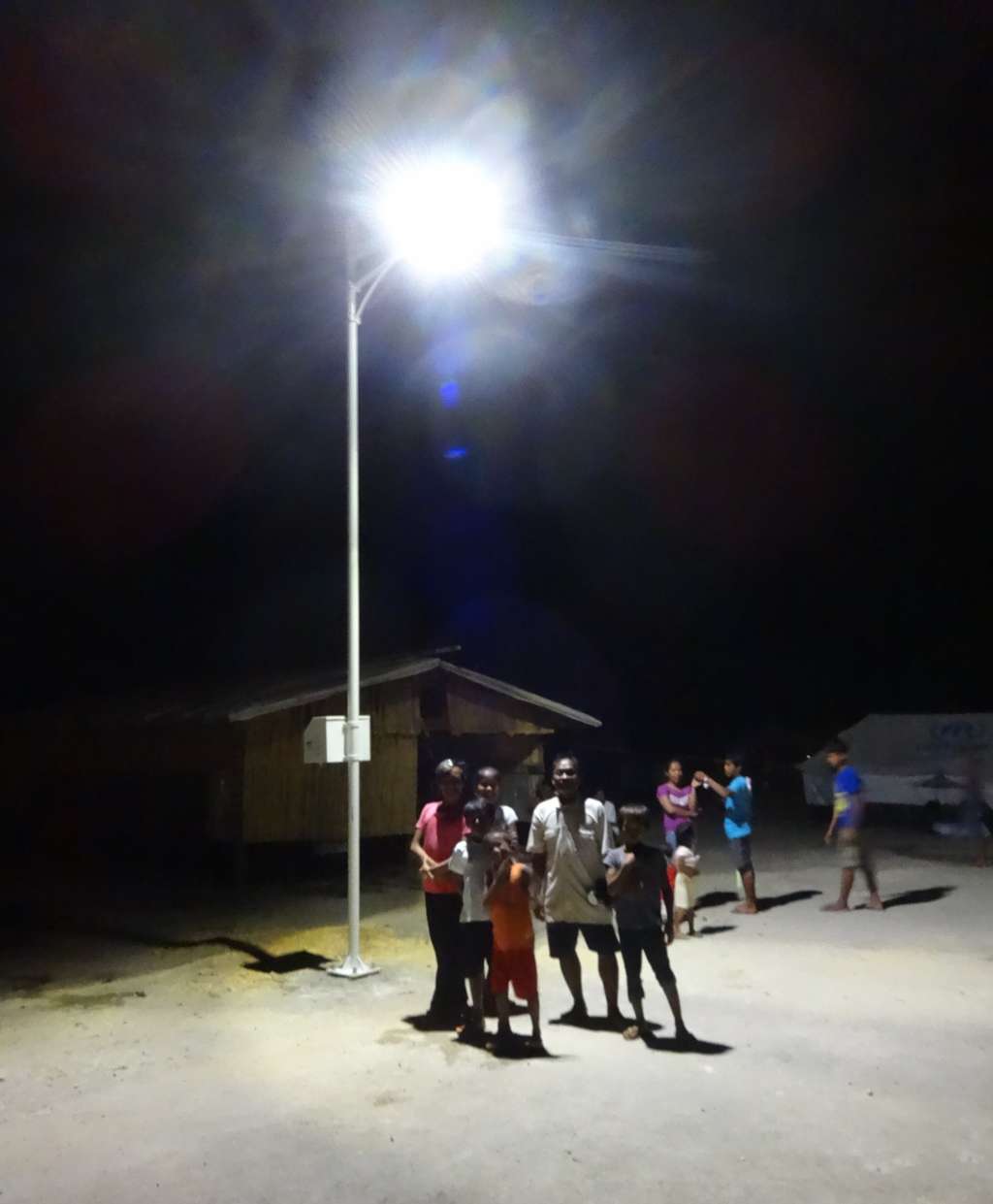Philippines, région de Guiuan, février 2014. L'ONG Électriciens sans frontières (ESF) installe des éclairages autonomes dans les constructions accueillant les personnes déplacées après le passage du typhon Haiyan. © Électriciens sans frontières