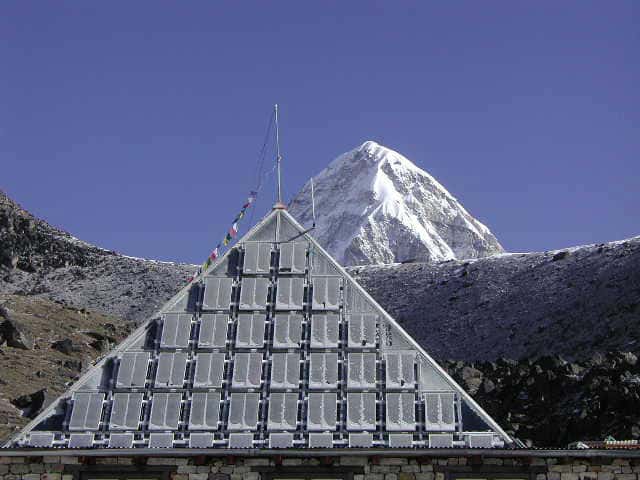 La Pyramide, installée à 5.049 mètres d'altitude, abrite un laboratoire. Derrière, le Pumori, bien connu des trekkeurs qui rendent visite à l'Everest. © Ev-K2-CNR
