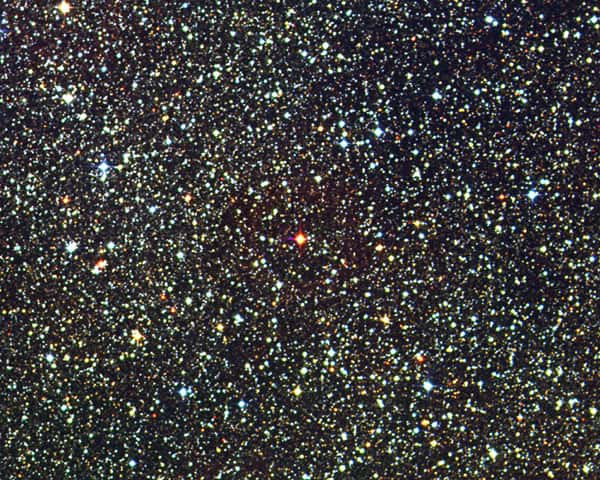 Invisible à l'œil nu, la modeste naine rouge Proxima Centauri n'a été découverte qu'en 1915. © David Malin