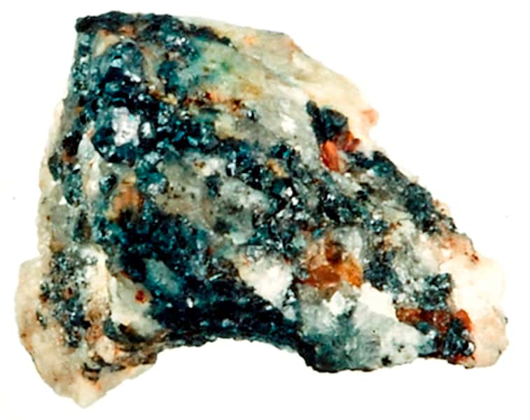 Un échantillon de la météorite Khatyrka. Un, puis deux quasi-cristaux ont été trouvés. © Paul Steinhardt