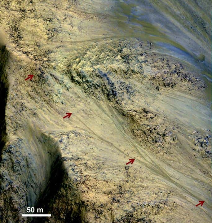 Âprement discutées lors des réunions scientifiques de la mission <em>Mars Reconnaissance Orbiter</em>, les RSL (<em>recurrent slope lineae</em>, lignes de pente récurrentes) remarquées depuis 2011 sur les images de la caméra HiRise témoignent d’une surface dynamique qui pourrait être modifiée occasionnellement par des fuites d’eau liquide saumâtre. © Nasa, JPL-Caltech, <em>University of Arizona</em>