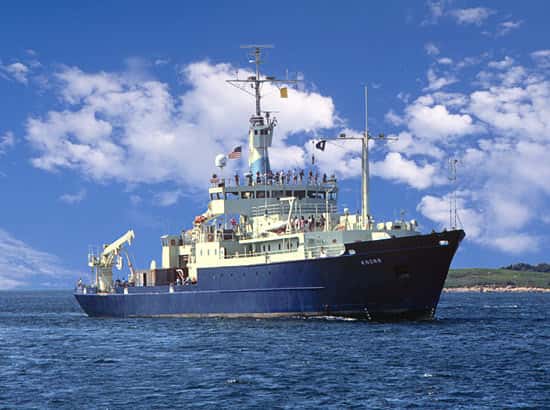 La campagne d'échantillonnage dans la gyre du Pacifique nord a été menée à partir du navire océanographique RV Knorr. Ce vaisseau est équipé d'un système à piston permettant la réalisation de carottes de sédiments longues de 46 m. © Woods Hole Oceanographic Institution