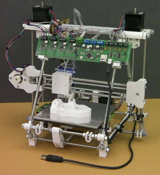 L’une des nombreuses versions d’imprimante 3D pour plastique issues du projet open source RepRap. Ce modèle d’imprimante est autoréplicatif, c’est-à-dire que l’appareil peut imprimer les pièces nécessaires à la fabrication d’une copie d’elle-même. © RepRapPro Huxley, Adrian Bowyer