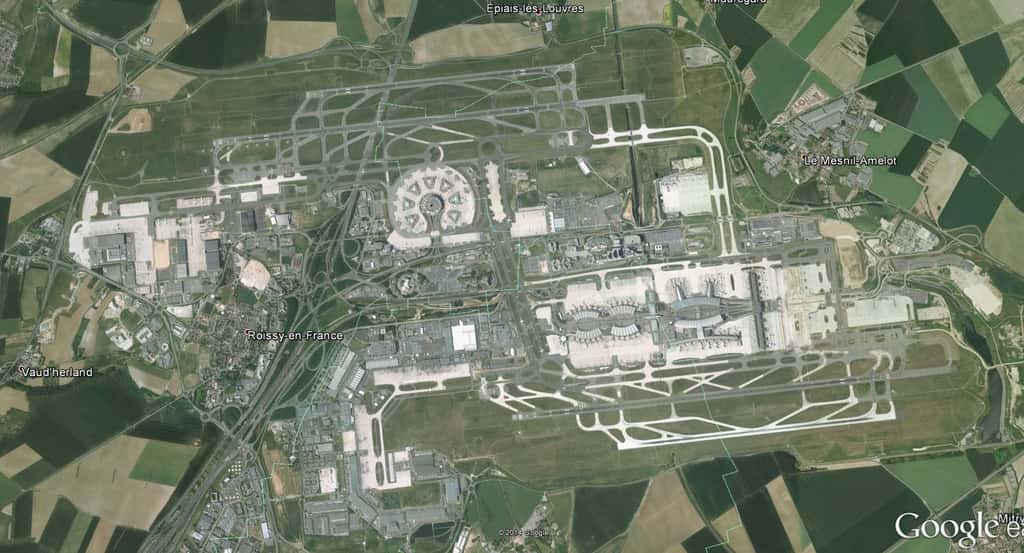 Les infrastructures de l'aéroport Roissy-Charles de Gaulle modifient les conditions météorologiques locales. Le sol est plus chaud que dans la campagne environnante tandis que les bâtiments modifient les vents et génèrent de la turbulence. Il est désormais possible de modéliser ces effets. © Google Earth