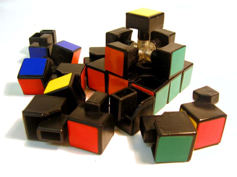 Un Rubik’s Cubede facture classique en partie démonté. Il se compose de 6 cubes centraux, fixés sur un noyau en croix, de 8 cubes de coin et de 12 cubes d'arête. © Curis, CC by-sa 2.5