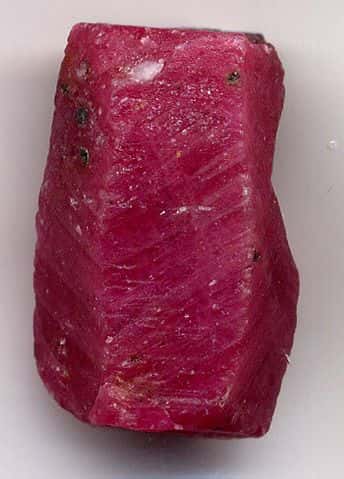 Ce rubis brut est une variété de corindon. C'est une pierre précieuse. © DP, Wikipédia