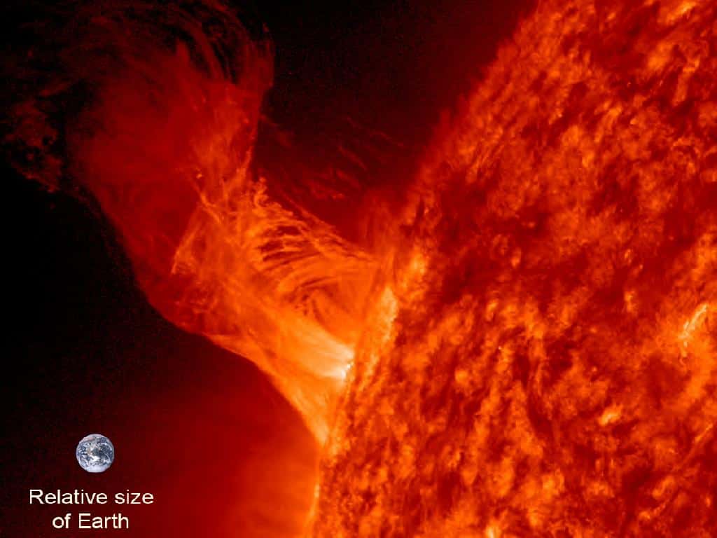 Une spectaculaire éruption solaire vue le 31 décembre 2012 par SDO. Notez la taille de la Terre (<em>Relative size of Earth</em>). La mission de SDO pourrait durer plus de cinq ans. © Nasa