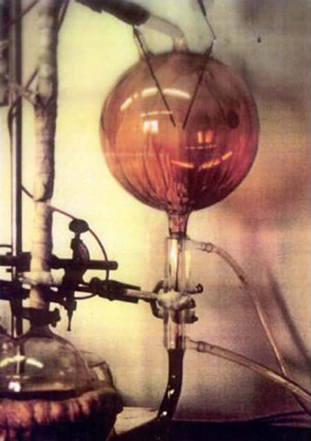 Dispositif expérimental utilisé par Stanley Miller et Harold Urey dans les années 1950. A partir de molécules simples, comme le gaz carbonique et le méthane, à un seul atome de carbone, il produit des molécules organiques complexes... © Ned Shaw/Indiana University/Science