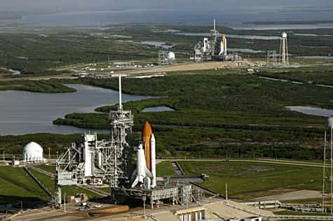 La navette Atlantis sur son site de lancement, alors que la mission (STS-125) était encore programmée. A l’arrière-plan, Discovery est aussi prête à intervenir en cas de problème en orbite, la différence d’orbite excluant tout repli vers la Station Spatiale Internationale. Crédit Nasa