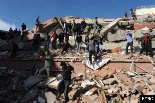 Une photographie prise dimanche par un témoin du séisme et transmise au Centre de sismologie euroméditerranéen. © EMSC