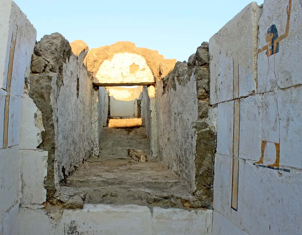 La tombe du pharaon Woseribre Senebkay à ciel ouvert. Les murs de calcaire blanc portent des cartouches et des représentations de quatre déesses. © Josef Wegner, <em>Penn Museum</em>