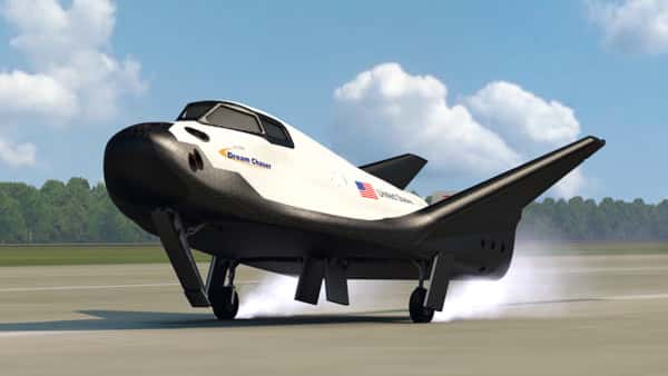 La mininavette Dream Chaser de Sierra Nevada est un planeur spatial qui se base sur le système de transport HL-20 développé par le Langley Research Center de la Nasa au milieu des années 1980. Il sera lancé par une fusée Atlas V et se posera comme un planeur. © Sierra Nevada