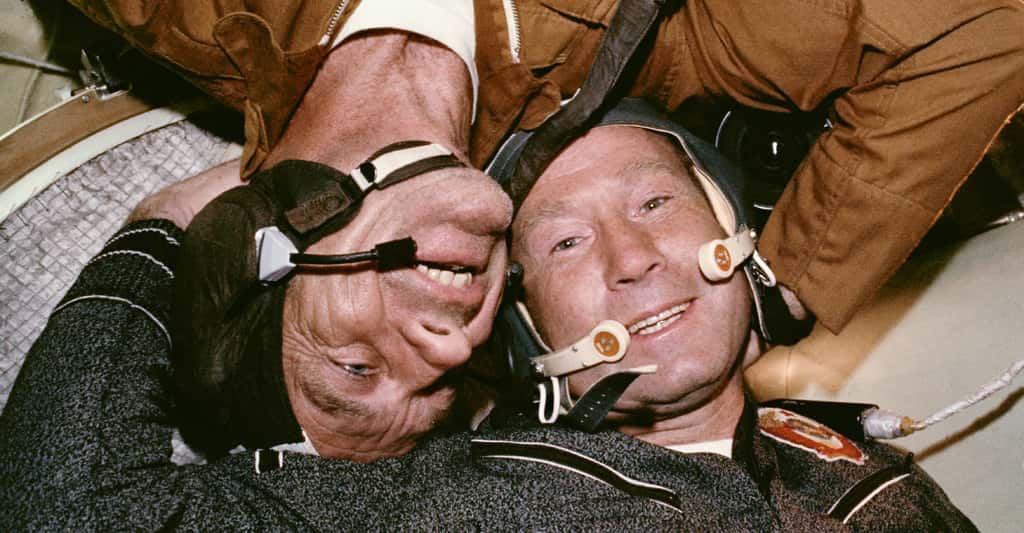 Ici, Alexeï Leonov — en bas et à l’endroit — et Deke Slayton — en haut et à l’envers — au cours de la mission Apollo-Soyouz en 1975. © Nasa Human Space Flight Gallery, Wikipedia, Domaine public