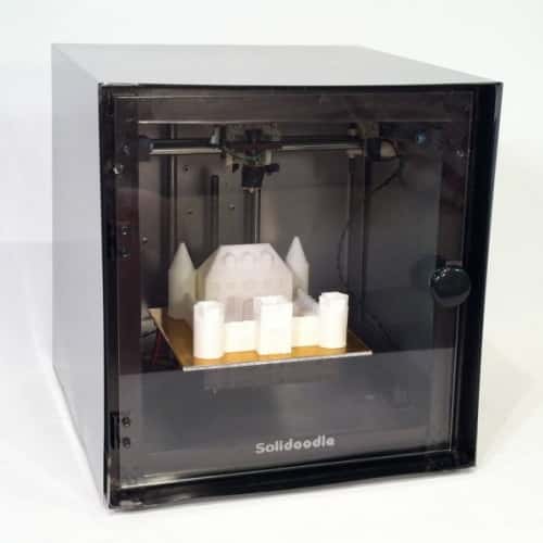L'imprimante 3D a l'aspect peu avenant d'un four. Elle est capable de générer un objet de 15 cm³ en réalisant des formes en superposant des couches d'une matière plastique. © Solidoodle