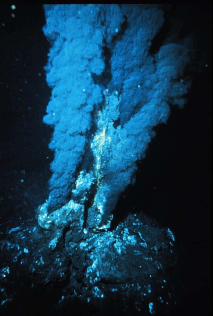 Une source hydrothermale située sur le fond océanique crachant un fluide noir chargé en métaux © OAR-NURP-NOAA