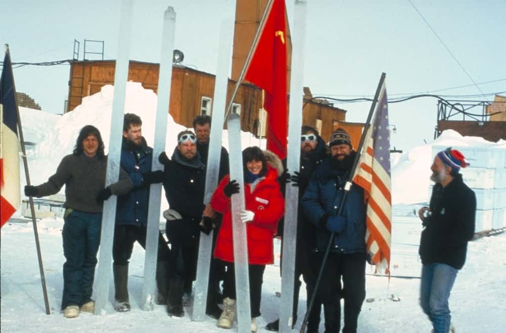 Le lac Vostok a reçu le nom d'une station scientifique russe créée en 1957, sur le côté est de l'Antarctique (78° S, 107° E). À plus de 3.800 m d'altitude, elle est soumise à des conditions extrêmes : en juillet 1983, le thermomètre est descendu à -89,2 °C, officiellement la plus basse température jamais enregistrée sur Terre. À l'image, des chercheurs russes, américains et français présentent des carottes de glace. © Todd Sowers, Wikimedia commons, DP