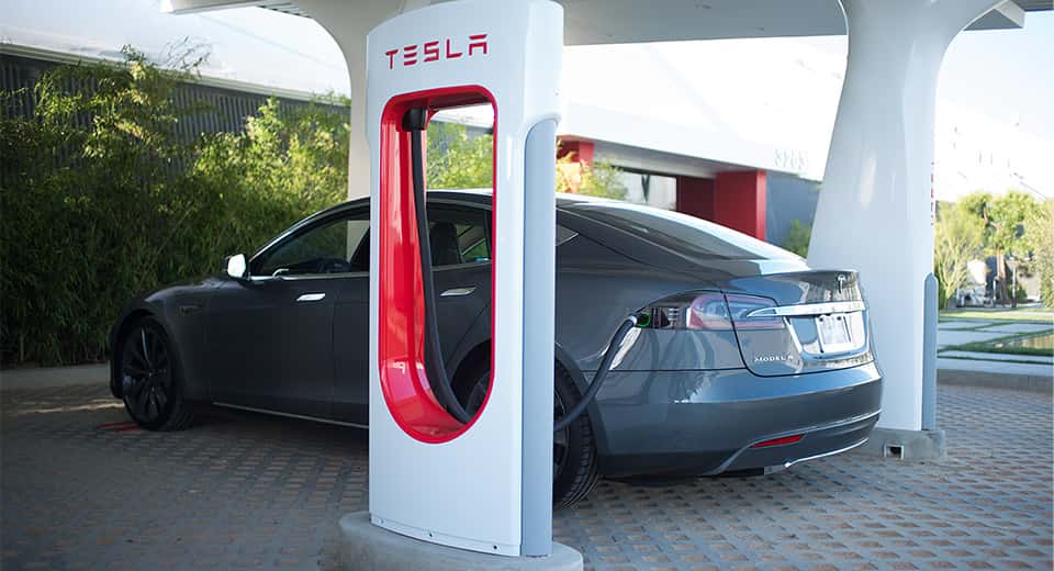 Une voiture Tesla en charge à une station Supercharger. © Tesla