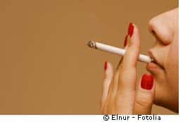 L'étude suisse, menée sur 683 patient atteints de tumeurs aux poumons et soignés au Centre oncologique de Saint-Gall de 2000 à 2005, semble démontrer que les femmes présentent une plus grande susceptibilité aux agents cancérogènes de la fumée. © Elnur / Fotolia