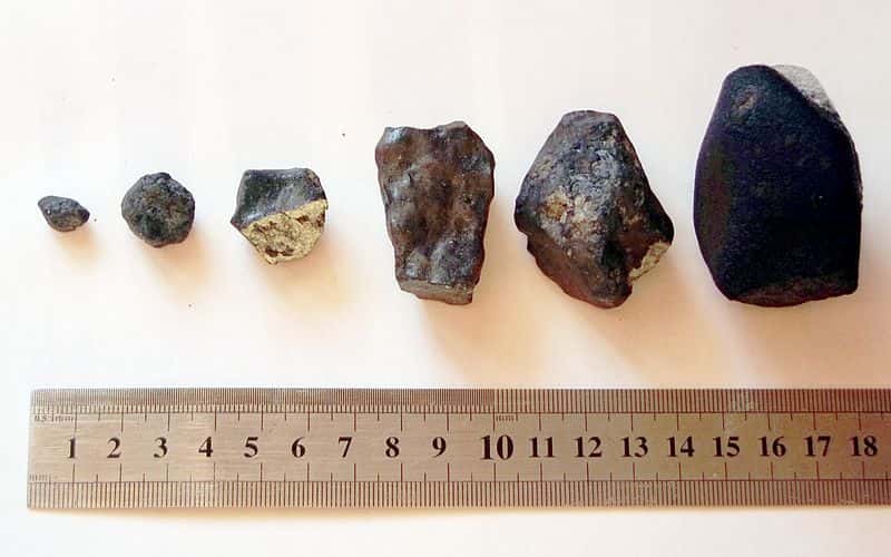 Fragments de la météorite de Tcheliabinsk, retrouvés par une équipe de l’université de la ville de l’Oural. © Alexander Sapozhnikov, Wikimedia, Creative Commons