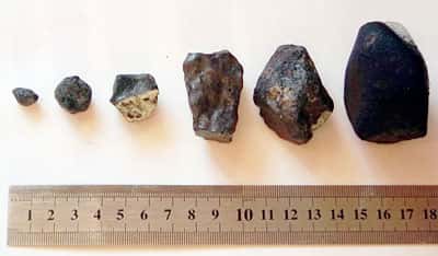 Fragments de la météorite de Tcheliabinsk trouvés sur le sol. © Alexander Sapozhnikov, <em>Wikimedia Commons</em>