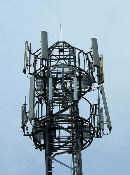 Sommet d'une antenne relais, hérissée d'émetteurs. © Andrew Skudder CC by-sa