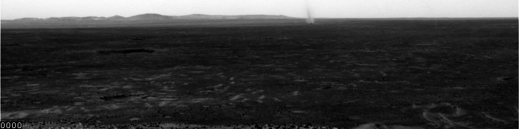 L’une des nombreuses tornades de poussières photographiées par Spirit au cours du printemps martien dans la plaine du cratère Gusev, le 13 juillet 2005. © Nasa, JPL, <em>Texas A &amp; M</em>