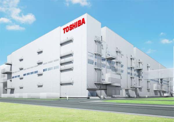 Toshiba s’est associé à l’états-unien SanDisk pour investir dans la construction d’une usine dédiée à la fabrication de mémoire Flash NAND 3D. Un investissement de plus de 4,8 milliards de dollars (3,5 milliards d’euros) qui doit permettre de démarrer la production en 2016. © Toshiba