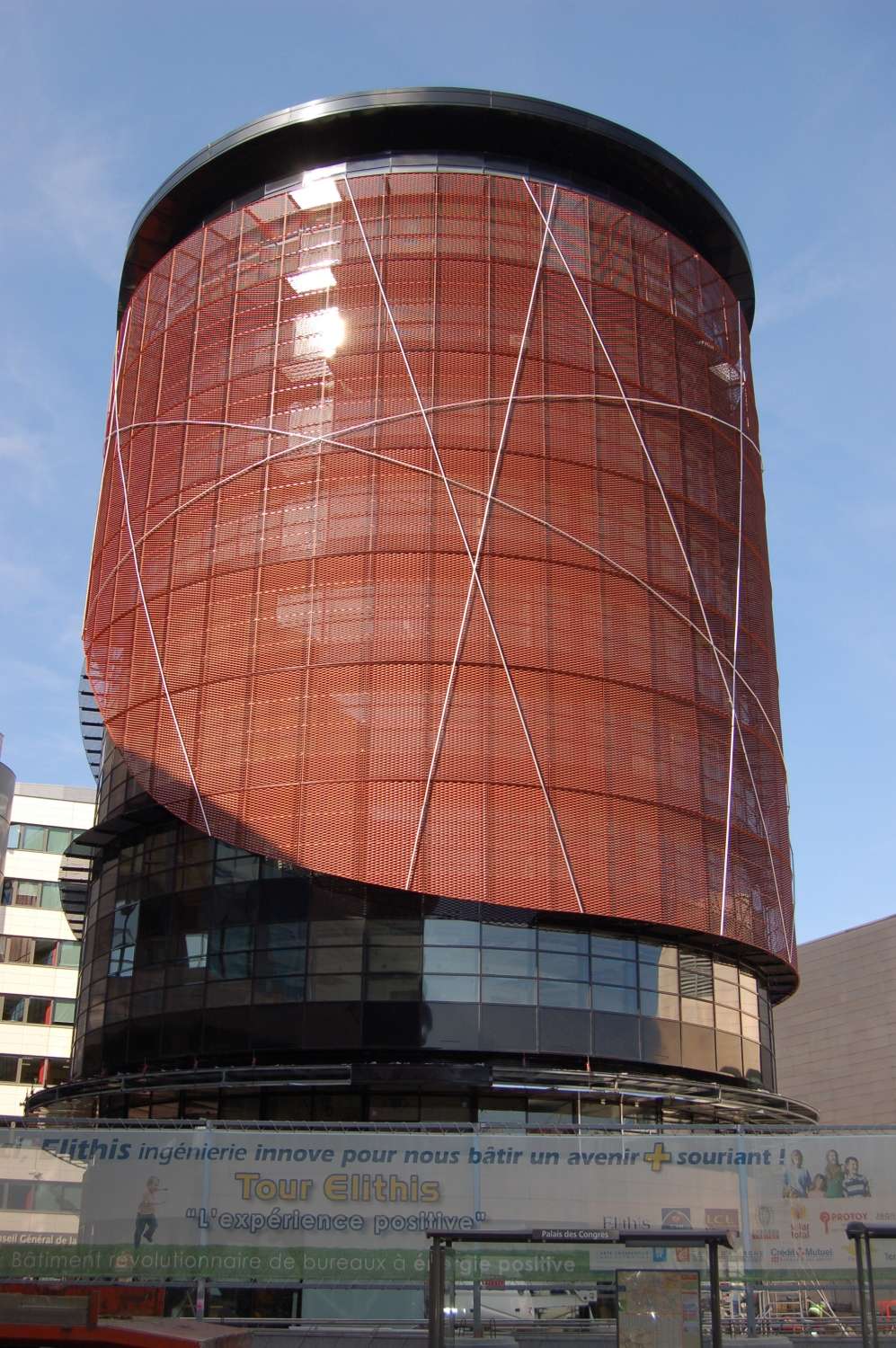 La tour Elithis de Dijon en 2009, est une réalisation pionnière dans le domaine de l'énergie positive. Cet immeuble de bureaux, comportant dix étages, intègre de nombreuses solutions : protection contre le soleil, isolation, ventilation naturelle, panneaux photovoltaïques sur le tout… © Elithis
