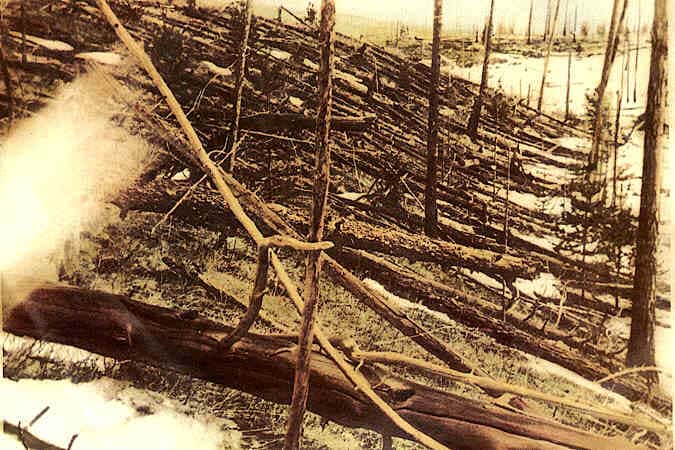 Survenue au début du siècle dernier, en 1908, l'explosion d'une météorite au-dessus de la Toungouska, en Sibérie, a couché, brisé ou arraché la totalité des arbres dans un rayon de 60 kilomètres. Plus récemment, sans prévenir, une météorite a explosé au-dessus de la ville russe de Tcheliabinsk en causant des dégâts matériels significatifs. © Leonid Kulik, DP
