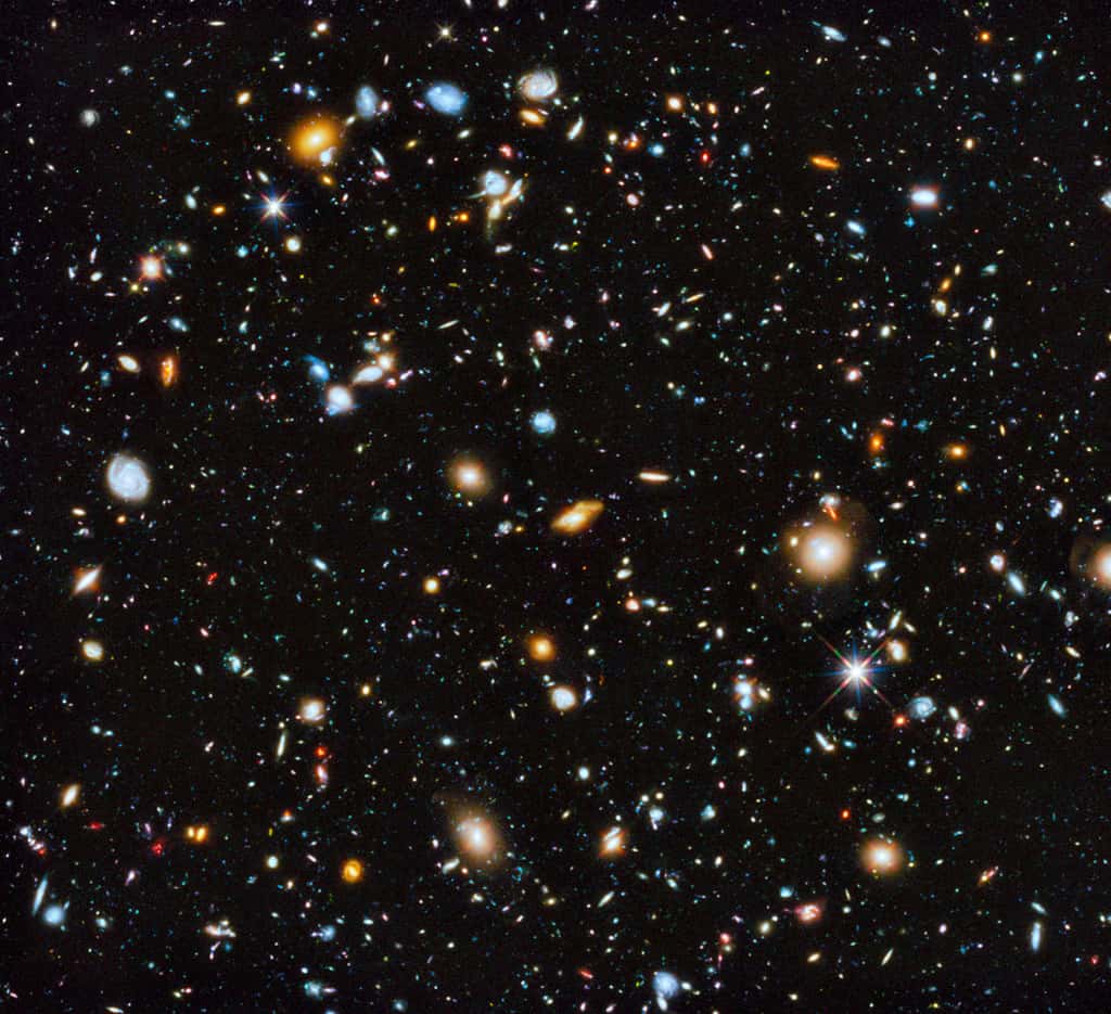 Image composite du champ ultra profond d’Hubble photographiée entre 2003 et 2012 dans trois gamme de rayonnements, le proche infrarouge, le visible et l'ultraviolet. Il s’agit du panorama galactique le plus coloré composé par le télescope spatial. Environ 10.000 galaxies sont éparpillées dans ce petit échantillon de la voûte céleste australe, et qui est quasiment dépourvu d’étoiles de notre Voie lactée au premier plan. © Nasa, ESA, H. Teplitz, M. Rafelski (IPAC/Caltech), A. Koekemoer (STScI), R. Windhorst, Z. Levay (STScI)
