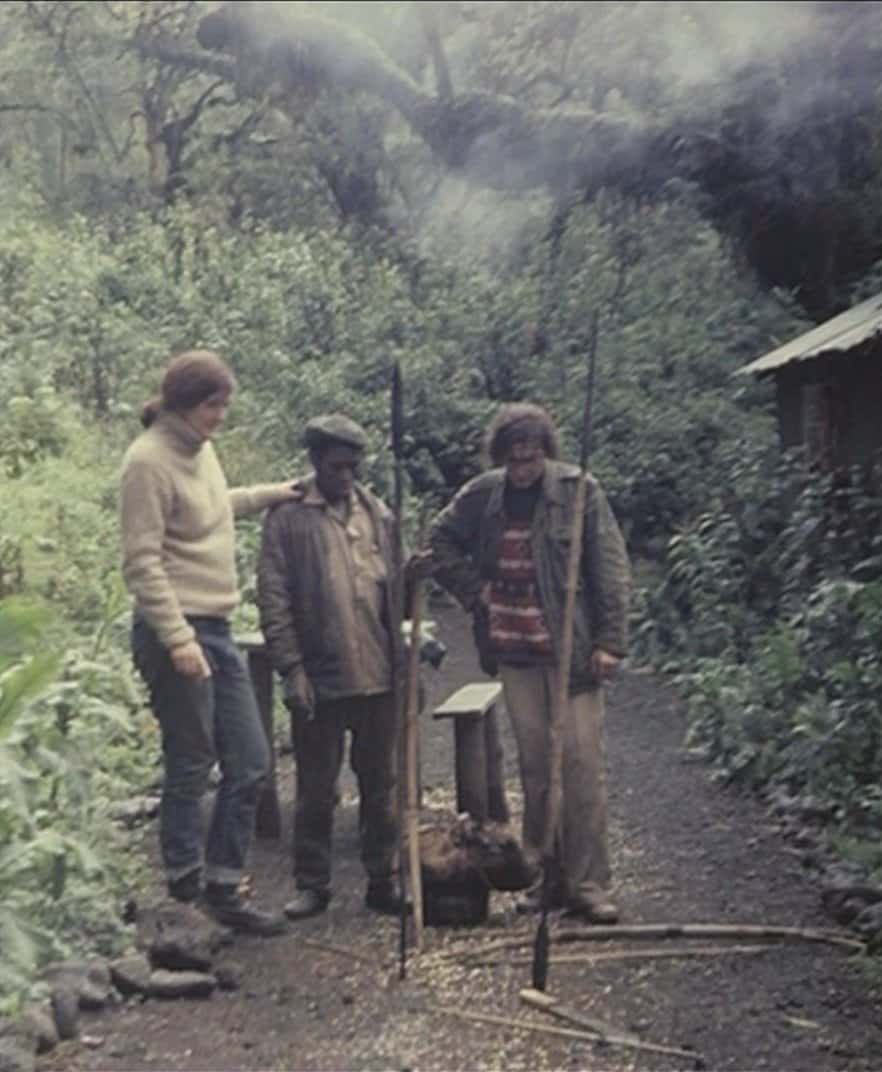 Dian Fossey et André Lucas en 1976 dans le parc national des Volcans, au Rwanda. © Frontview Production, MFP (image extraite du film)