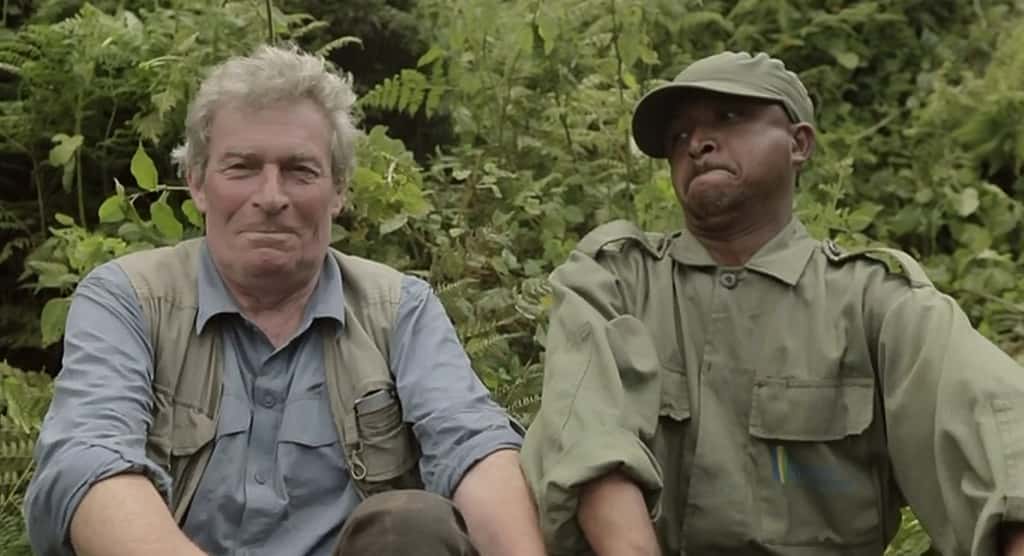 André Lucas (à gauche) et Diogène imitant l'expression de colère d'un gorille : lèvres pincées et bras tendus. © Frontview Production, MFP (image extraite du film)