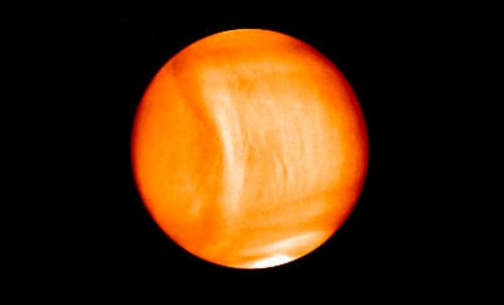 Une vue en fausses couleurs de l'atmosphère de Vénus prise en infrarouge en décembre 2015. La structure en arc blanche découverte par la sonde Akatsuki est bien visible. © Jaxa