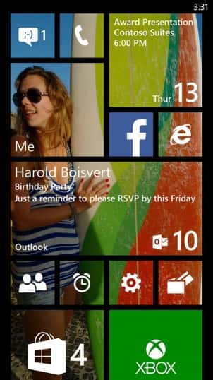 Windows Phone 8.1 apporte des retouches à l’interface générale en ajoutant une rangée de tuiles dynamiques, un centre de notifications ainsi qu’une nouvelle gamme de papiers peints qui s’affiche en arrière-plan. © Microsoft