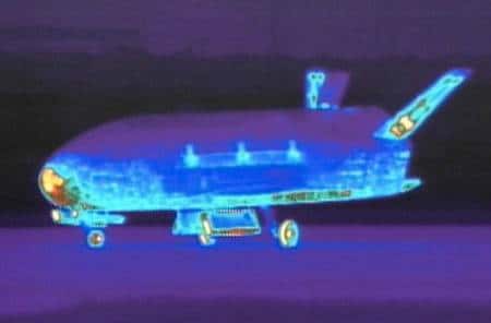 Le X-37B, autre programme spatial du Pentagone. On voit ici le deuxième exemplaire de ce drone juste après son atterrissage, en juin 2012, à l'issue d'un vol de 469 jours. © AF Space Command