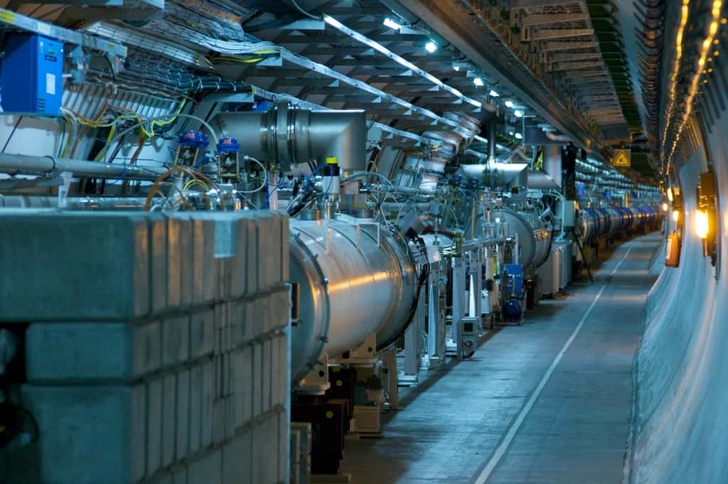 Dans le tunnel du LHC, long de presque 27 kilomètres, les particules sont accélérées à l’aide, notamment, d’électroaimants supraconducteurs visibles sur cette photo. © Rainer Hungershausen, Flickr, CC by-nc-nd 2.0
